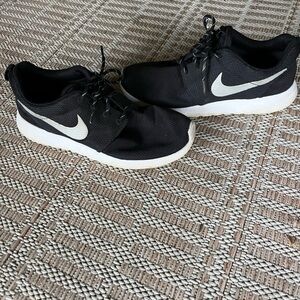 Nike women’s Roshe Runs